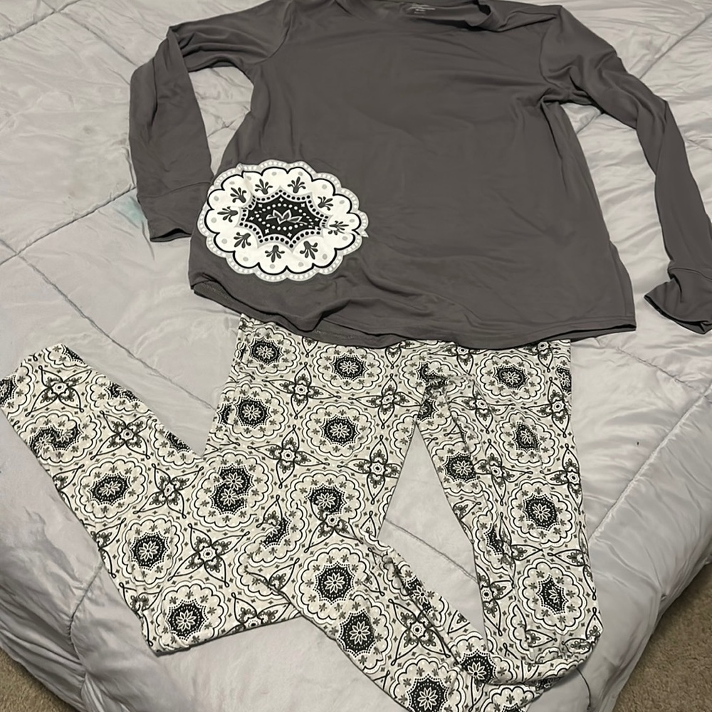 Supper soft pajamas. Size small. Like new condition